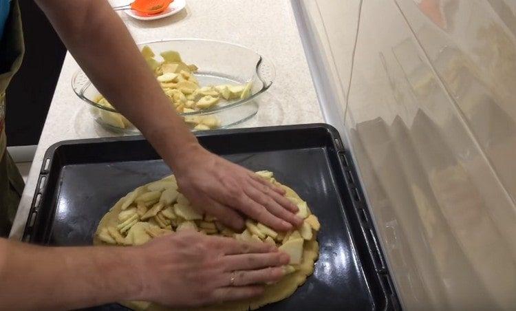 We spread the filling on the dough.