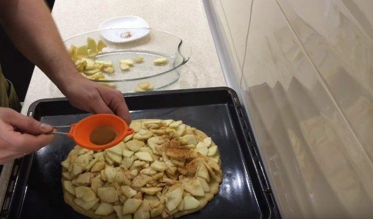 Sprinkle cinnamon on the filling.