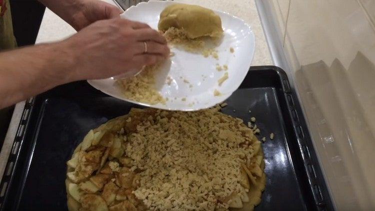 The third part of the dough is three on the track and poured onto the filling.
