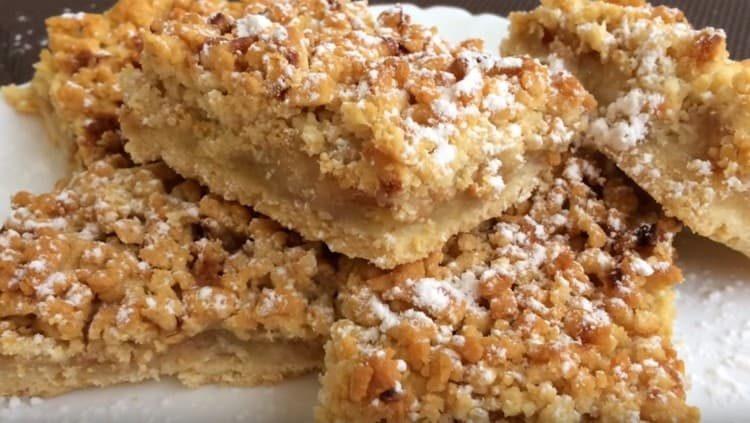 The grated apple pie is ready.