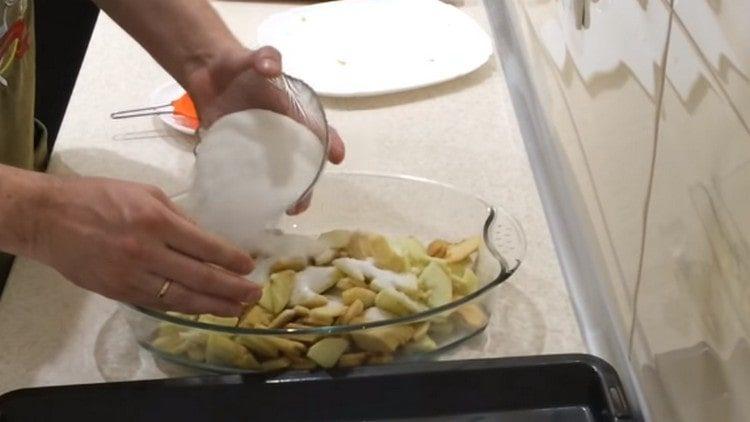 Add sugar to apples.