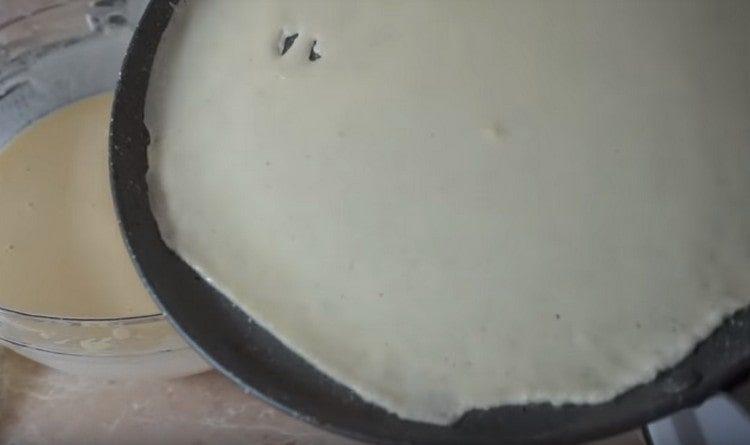 Pour the dough into the pan, form a pancake.