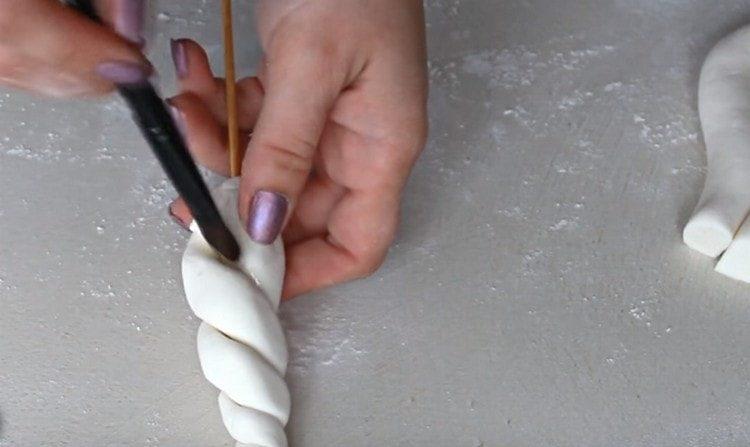 we coat the details of the horn with water and glue it.