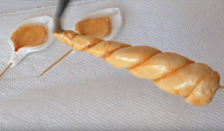 We decorate cake decorations with a mixture of vodka and golden kandurin.