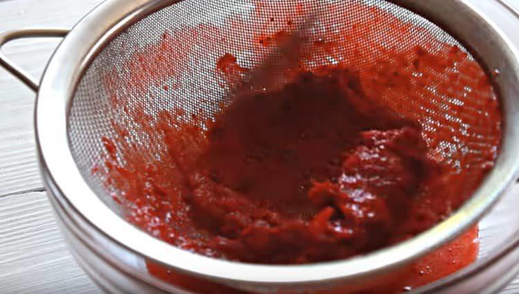Grind the strawberry mass through a sieve.