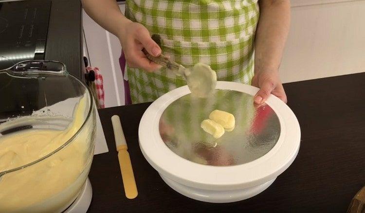 Lubricate the cake backing with cream.