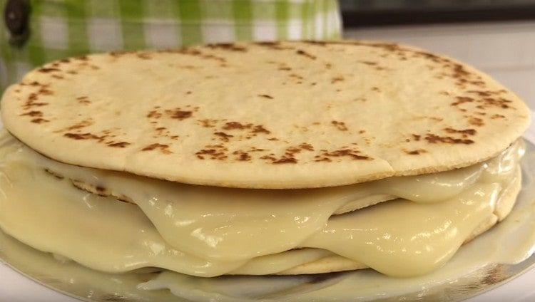 spread the cakes on the substrate, smearing them with cream.