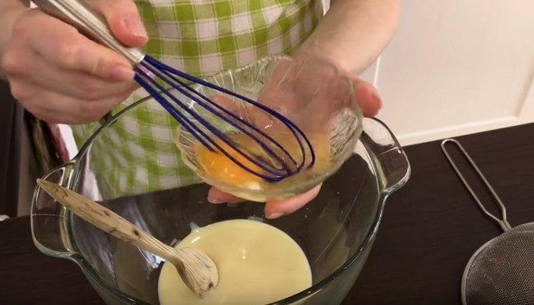 Pour condensed milk into a bowl for dough, add a beaten egg.