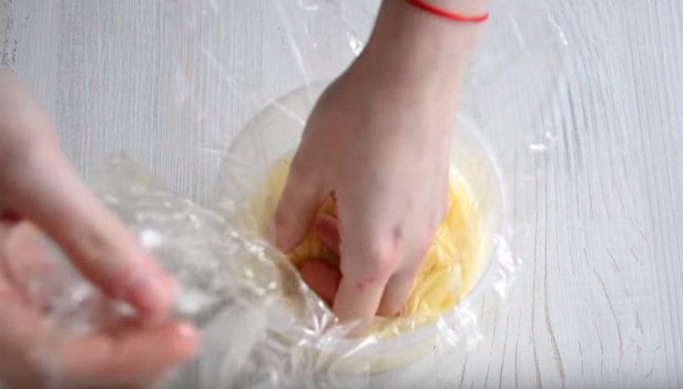 cover the blank with cling film and set the refrigerator.