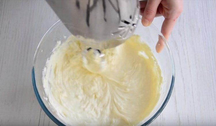 Add white ganache to the cheese and whisk everything.