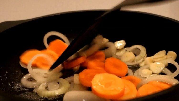 put vegetables in a preheated pan with vegetable oil.