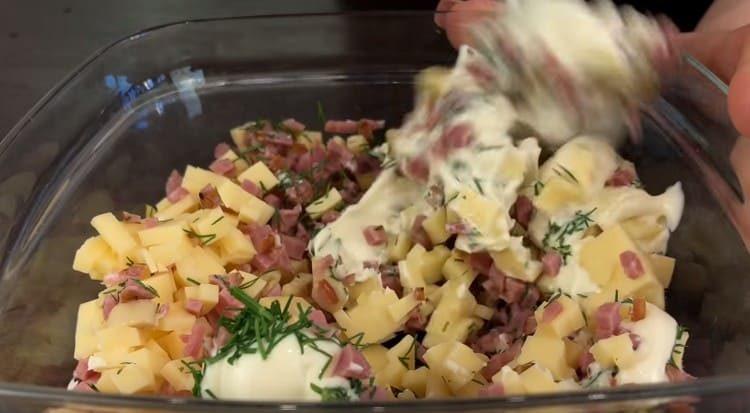 Mix the ingredients with herbs and mayonnaise.