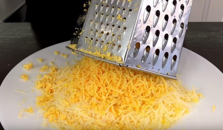Grate the cheese and the remaining yolks.