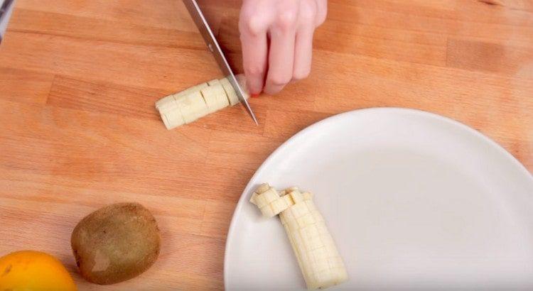 Cut the banana into small cubes.