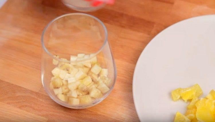 In a bowl or glass, lay out a layer of bananas.