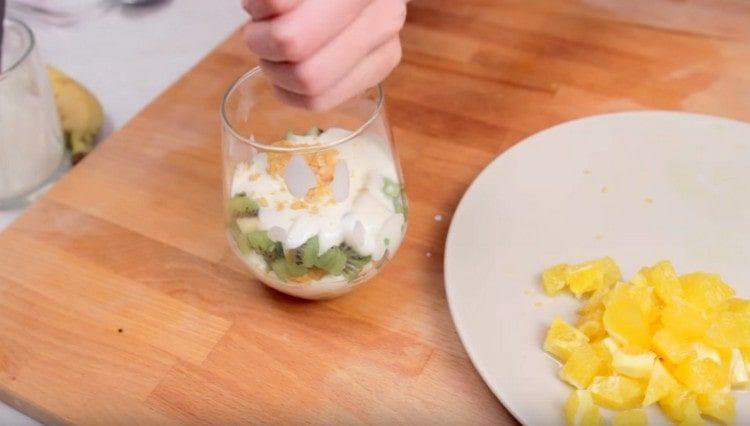 pour some yogurt on the kiwi, pour a little cereal.