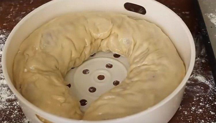 We spread the khanum in a basket of a double boiler or a multicooker greased with vegetable oil.