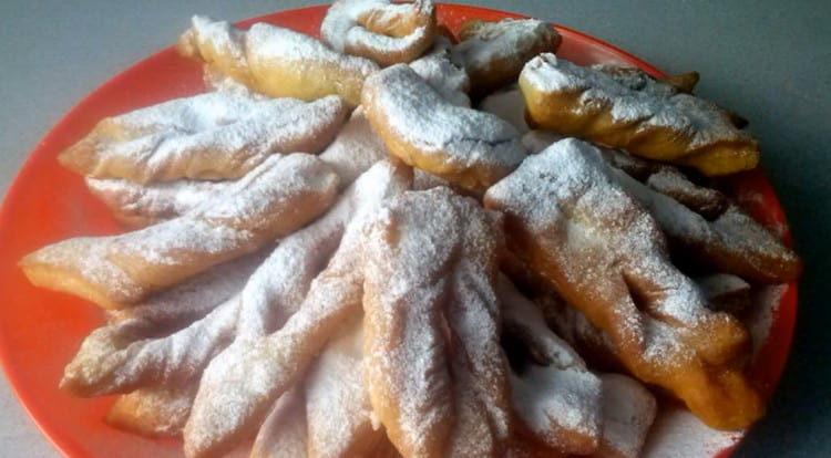 Sprinkled with kefir brushwood sprinkled with icing sugar.