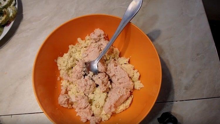 Grind crab sticks and boiled eggs with a blender.