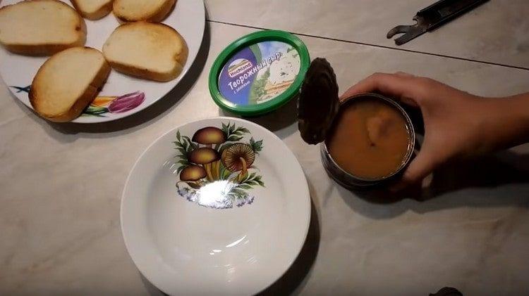 Cut the loaf into slices and dry in a dry frying pan.