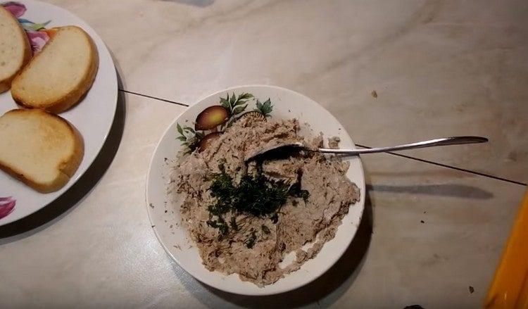 Add chopped dill to the mass.