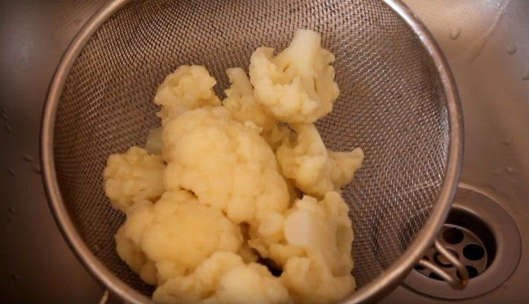 Boil cabbage in salted water, recline in a colander.