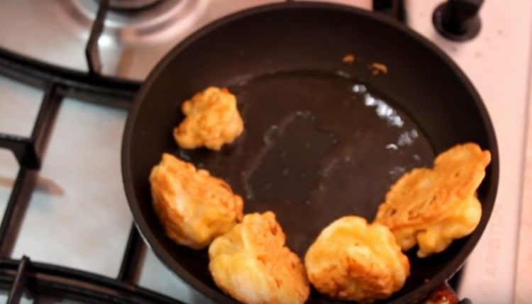 Fry inflorescences on both sides.