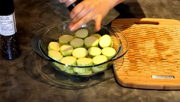 Salt and pepper the zucchini.