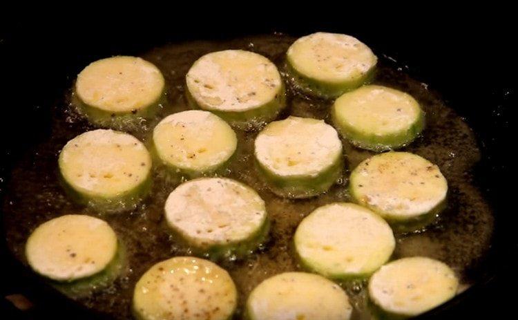 spread the zucchini in a heated pan with vegetable oil.