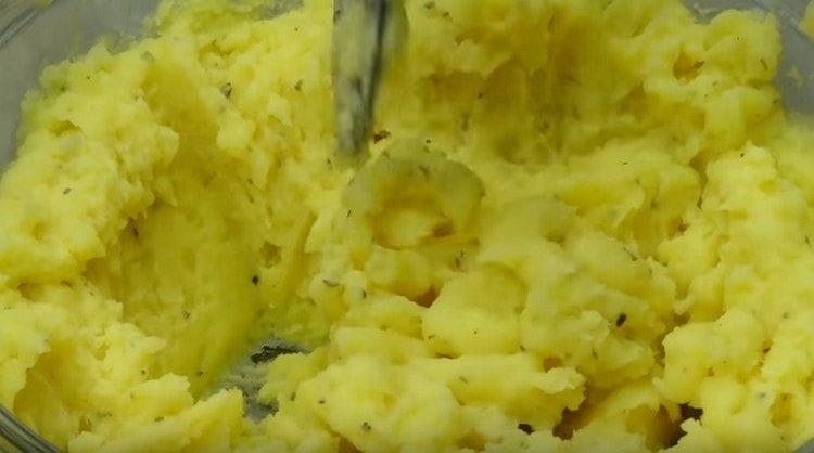 Add Provencal herbs, mix the potato mass.