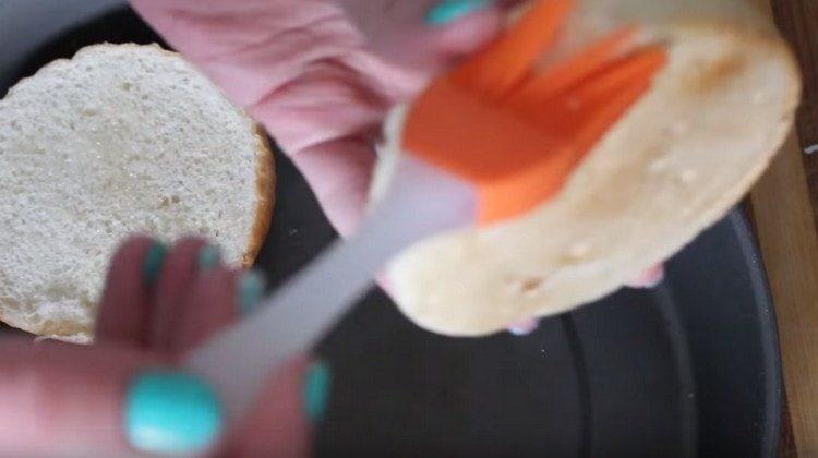 Cut the burger bun in half and grease with vegetable oil