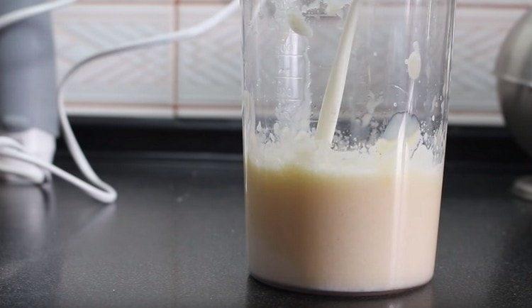 Add milk to the mass.