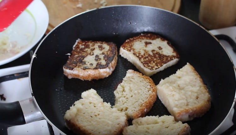 Dip slices of bread in milk-pineapple impregnation and fry in a pan