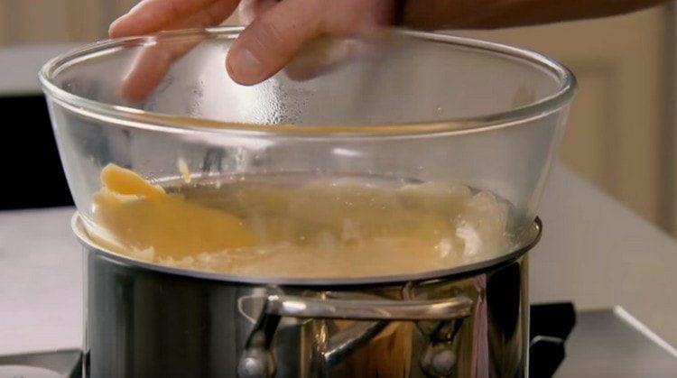 Constantly whisk the mass with a whisk.