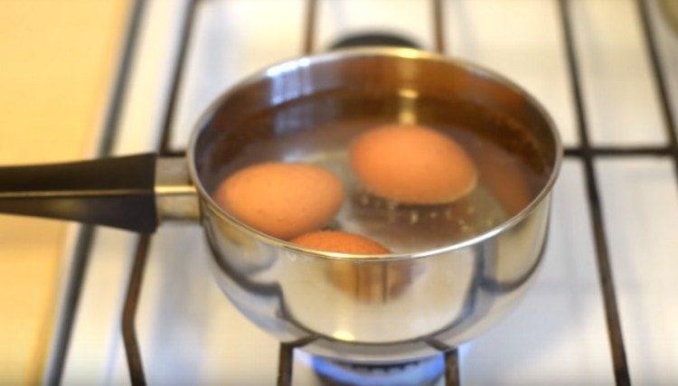 Bring the eggs to a boil over a minimum heat and cook for 3-4 minutes.