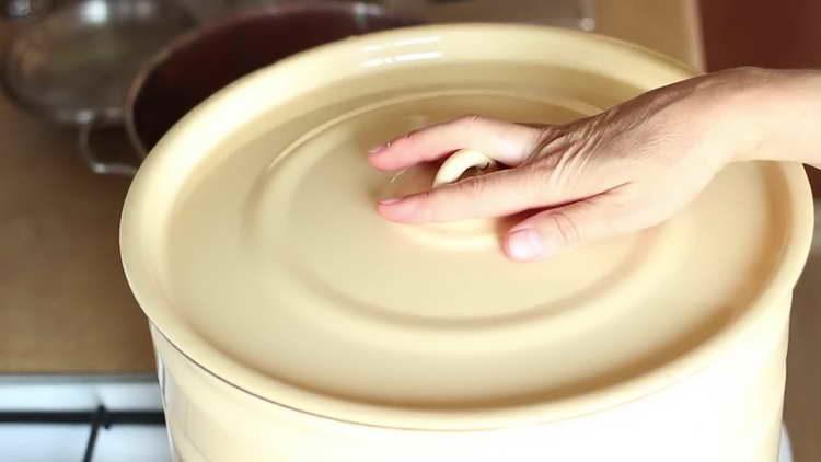 prepare beetroot mass under the lid