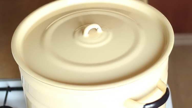 tom beets under the lid