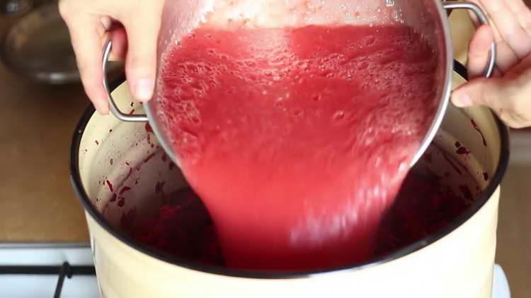 pour the tomato puree into the beets