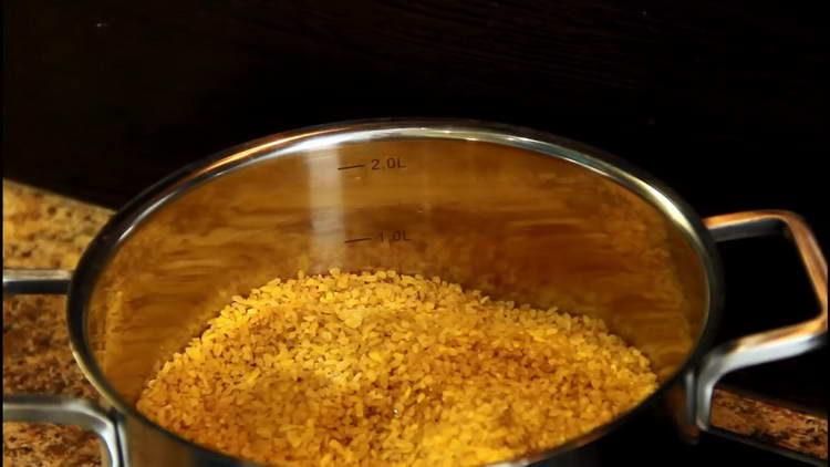 fry bulgur in a pan