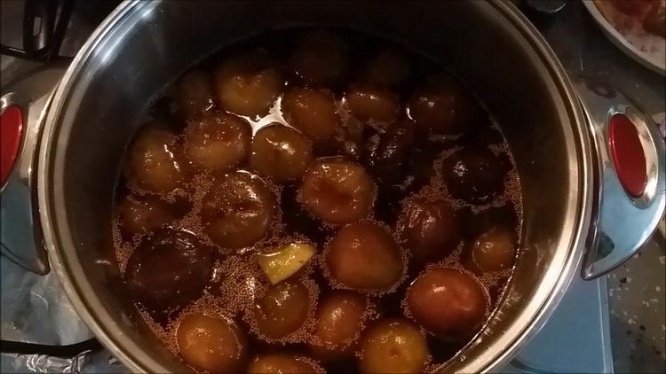 Tasty fig jam with lemon