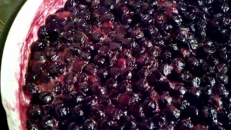 pour the mountain ash into the syrup