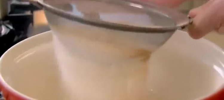 mix flour and cinnamon