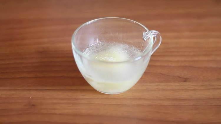 pour gelatin with water