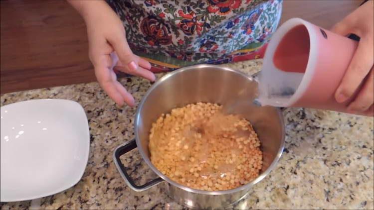 pour peas with water