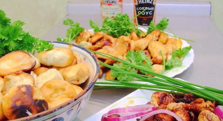 How to cook fried mushroom raincoat with garlic