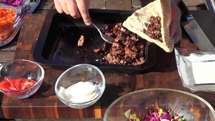 grease the cake with sauce