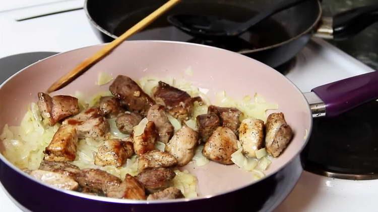 fry meat with onions