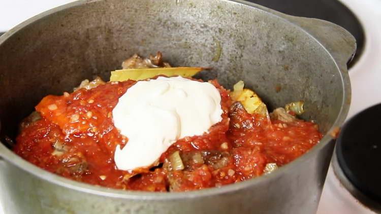 put vegetables and meat in a cauldron