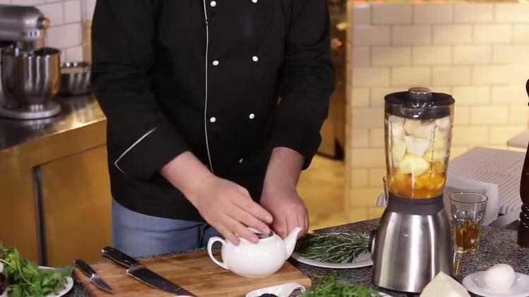 put the tea leaves in tea