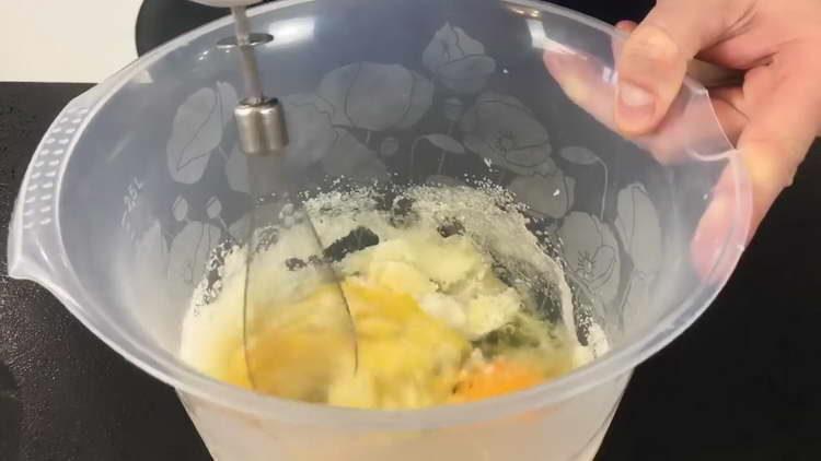 beat the sugar with the egg